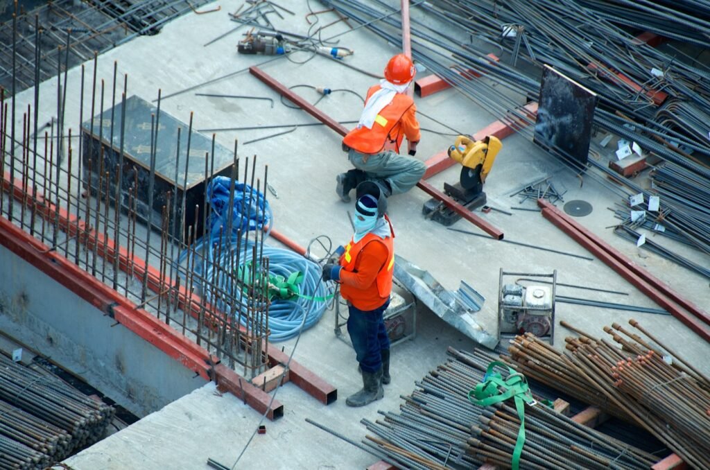 Cuadrilla de ORGANICA instalando drywall en obra